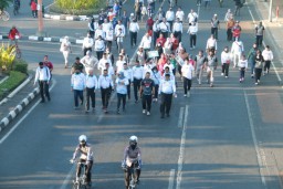 Ditlantas Polda Jatim Gelar Jalan Sehat Bersama Pelajar dan Masyarakat