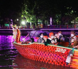 Puncak Hari Jadi ke 729 Kota Surabaya, Khofifah Bersama Wali Kota Eri Susuri Sungai Kalimas