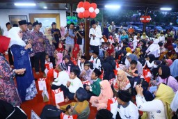 Berbagi Ceria Bersama 1.700 Anak Yatim di Tulungagung, Gubernur Khofifah Ajak Masyarakat Tingkatkan Kesalehan Sosial di Bulan Ramadhan