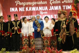Gubernur Khofifah Terima Gelar Adat Minahasa Ina Ne Kawanua Jawa Timur