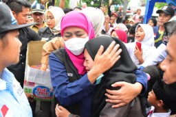 Gubernur Khofifah Jenguk Korban Ledakan Petasan di Blitar