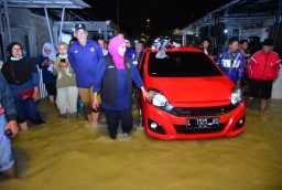 Gerak Cepat Atasi Tanggul Jebol Gresik, Gubernur Khofifah Minta Cek Ulang Saluran, Penampungan Air dan Kapasitas Tanggul