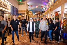 Tinjau Pospam dan Lokasi Wisata Bersama Forkopimda Jatim, Gubernur Khofifah Pastikan Masyarakat Aman dan Nyaman Selama Liburan Tahun Baru 2024