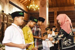 Gubernur Khofifah Serahkan Santunan 1.000 Anak Yatim di Ponorogo