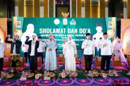 Gubernur Khofifah Bersama Ribuan Warga Jatim Isi Malam Pergantian Tahun dengan Sholawat dan Doa Bersama