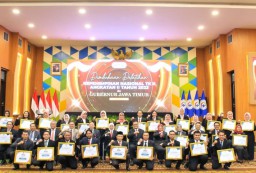 Buka PKN Tingkat II Angkatan II Tahun 2023, Gubernur Khofifah Serahkan 25 Penghargaan IKI ASN