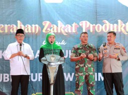 Gubernur Khofifah Bagikan Zakat Produktif di Pamekasan