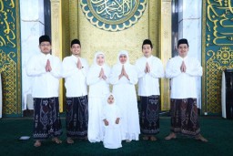 Gubernur Khofifah Bersama Keluarga Sholat Ied di Masjid Agung Surabaya