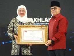 EKO - TREN Sabet Top Terpuji KIPP 2022 KemenPAN-RB, Gubernur Khofifah: Wujud Ikhtiar Sejahterakan Masyarakat Berbasis Pemberdayaan Pesantren