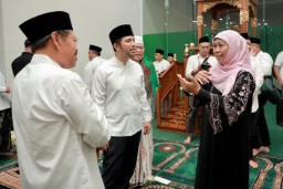 Kompak, Gubernur Khofifah dan Wagub Emil Awali Ramadhan 1444 H, Shalat Tarawih di Masjid Islamic Center Surabaya