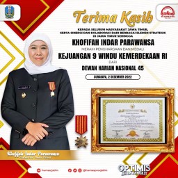 Gubernur Khofifah Terima Penghargaan dan Pin 9 Windu Kemerdekaan RI dari DHD PK 45