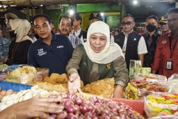 Gubernur Khofifah Tinjau Operasi Pasar Murah di Taman