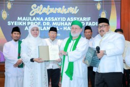 Gubernur Khofifah Terima Kunjungan Ulama Besar Syeikh Fadil, Dihadiahi 6 Jilid Kitab Tafsir