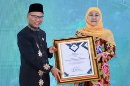 Gubernur Khofifah Raih Penghargaan dari DPP APWI