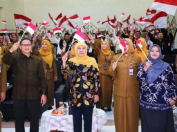 Peringatan Hari Guru Sedunia, Gubernur Khofifah Dorong Guru Terus Berinovasi Cetak Generasi Emas 2045