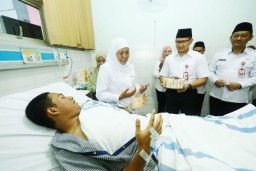 Gubernur Khofifah Jenguk Anzumil dan Ikuti Doa dan Tahlil Korban Kecelakaan di Tol Ngawi di SMAN 1 Sidoarjo