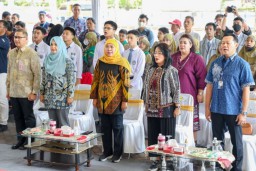 Gubernur Khofifah Ancam Non Jobkan Kacabdin dan Kasek Yang Nekad Jual Seragam Sekolah