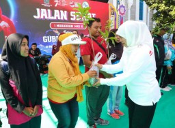 Bagikan Ribuan Bibit Pohon Mangga, Gubernur Khofifah: Kita Bangun Masyarakat Sehat, Lingkungan Sehat