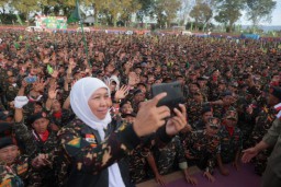Ini Pesan Gubernur Khofifah Di Apel Merah Putih 10.000 Ansor dan Banser
