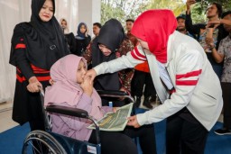 Serahkan Bansos dan Zakat Produktif di Kabupaten Mojokerto, Gubernur Khofifah Berharap Jadi Bantalan Sosial Masyarakat Rentan Ekonomi