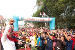 Gubernur Khofifah Meriahkan Jalan Sehat Bersama Masyarakat Hari Jadi ke 78 Provinsi Jatim di Bakorwil Bojonegoro