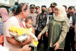 Bersama Bulog, Gubernur Khofifah Salurkan Cadangan Pangan 102.753 Ton Beras untuk Banmas