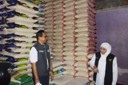 Stabilkan Harga Beras, Gubernur Khofifah Gelontor 20 Ton Beras Dalam Operasi Pasar di Sidoarjo