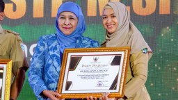Gubernur Khofifah Beri Penghargaan 7 Camat Berprestasi di Jatim