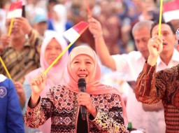 Sambil Kibarkan Bendera Merah Putih, Gubernur Khofifah Ajak Masyarakat Bengkulu Nyanyikan Lagu Bendera