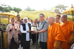 Kunjungi Patung 'Buddha Tidur', Gubernur Khofifah: Waisak Jadi Pijakan Bangun Nilai Luhur Persaudaraan Kebangsaan