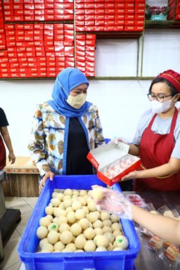 Gubernur Khofifah Cicipi Legitnya Onde-Onde Legend Khas Mojokerto