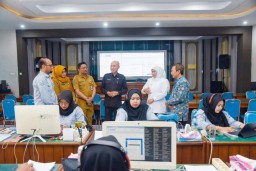 Tinjau Posko Pelayanan PPDB SMA dan SMK Negeri di UPT TIKP Jatim, Gubernur Khofifah Pastikan Aduan Masyarakat Terselesaikan Secara Tuntas