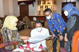 Gubernur Khofifah - Wali Kota Eri Bertemu Bahas Kesiapan Surabaya Tuan Rumah Piala Dunia U - 20