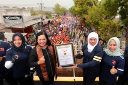 Gubernur Khofifah Lepas Puluhan Ribu Peserta Gerak Jalan Mojokerto Surabaya