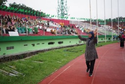 Tinjau Venue Resepsi 1 Abad NU, Gubernur Khofifah Semangati Penampil Paper Mob di Tribun Gor Delta Sidoarjo