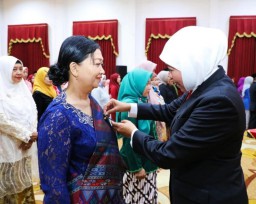 Gubernur Khofifah Apresiasi Perjuangan Guru Antarkan Siswa Jatim Terbanyak Diterima PTN Tanpa Test Empat Tahun Berturut-turut