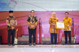 Puncak Peringatan Hari Guru Nasional Tingkat Jatim 2023, Gubernur Khofifah Dorong Guru Terus Berinovasi dan Berkreasi Hadapi Tantangan Digital