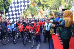 Sambut Porprov VIII Jatim 2023, Gubernur Khofifah Ikuti Gowes Gemilang Bareng Masyarakat Sidoarjo