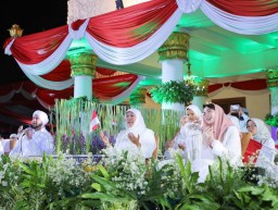 Puluhan Ribu Masyarakat Ikuti Dzikir dan Sholawat Habib Syech, Gubernur Khofifah : Jadi Spirit Jatim Terus Maju dan Melaju