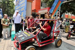 Gubernur Khofifah Tinjau Expo dan Lepas Parade 260 Kendaraan Konversi Listrik Karya Siswa SMK Jatim