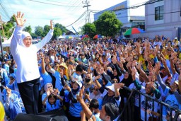 Jalan Sehat Bersama Ribuan Masyarakat Banyuwangi, Gubernur Khofifah : Media Membangun Persaudaraan dan Persatuan di Tahun Politik