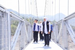 Resmikan Jembatan Gantung Kaliregoyo, Tanggul Sungai Glidik dan Mujur di Lumajang, Gubernur Khofifah : Jadi Akses Kebangkitan Ekonomi Mobilitas Sosial
