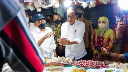 Dampingi Presiden Jokowi Tinjau Harga Beras di Pasar Wonokromo, Gubernur Khofifah: Operasi Pasar Terus Dilakukan untuk Stabilkan Harga Beras di Jatim