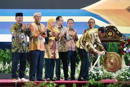 Gubernur Khofifah Dampingi Presiden Jokowi Membuka Konvensi Kampus XXIX dan Temu Tahunan XXV Forum Rektor Indonesia