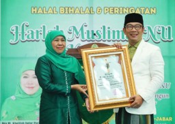 Gubernur Khofifah Serahkan Penghargaan Jerbasuki Mawa Beya Pada Gubernur Ridwan Kamil