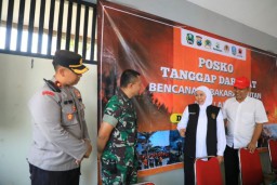 Tinjau Posko Karhutla Gunung Lawu, Gubernur Khofifah Terus Koordinasikan Pemaksimalan Water Boombing dan Pembuatan Sekat Bakar