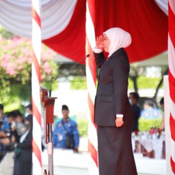 Gubernur Khofifah Ajak Maknai Hari Pahlawan dengan Bangun Karakter Mau Memberi Yang Terbaik Bagi Bangsa dan Negara