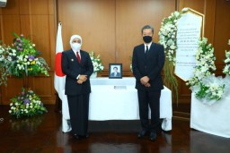 Gubernur Khofifah Sampaikan Duka Cita Mendalam ke Konjen Jepang atas Wafatnya Mantan PM Shinzo Abe