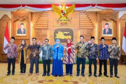 Lantik Anggota Komisi Informasi Jatim, Gubernur Khofifah : Segera Tancap Gas di Tengah Pesatnya Arus Informasi Tahun Politik