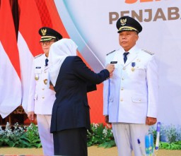 Lantik 6 Pj Bupati Wali Kota Tahap 2, Gubernur Khofifah Minta Penggantinya Pelajari Detail Memori Jabatan Untuk Kesinambungan Program Pembangunan